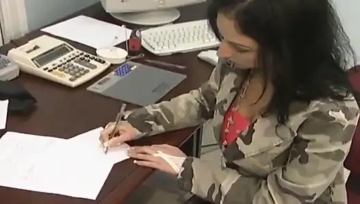 Офисные лесбиянки играют друг с другом в офисе