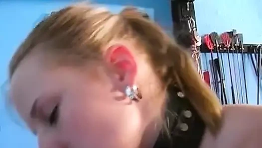 Büyük memeli esmer Alman sürtük bağlı ve ağdalı