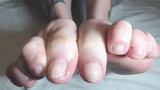 Doğal kısa tırnaklarımı yağlıyorum