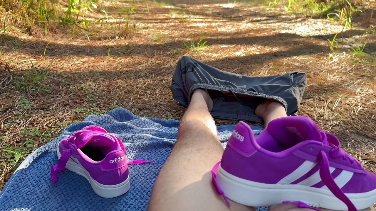 Karımın yeni pembe Adidas sneaker’ıyla parkta açık havada sikme ve boşalma. İlk boşalma ona