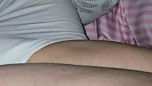 Üvey anne üvey oğlunun iç çamaşırının altında sikine dokunuyor