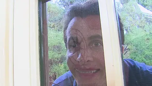 Komşu tatlı masumiyetin nasıl azgın olduğunu pencereden görüyor
