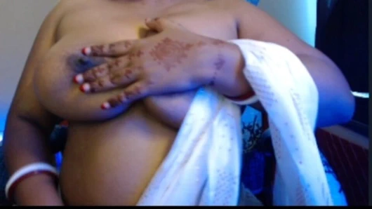 Seksi kız sutyenini çıkarıyor ve sari içinde göğüslerini bastırıyor.