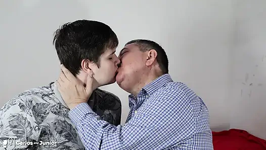 Baba ve oğlu öpüşüyor