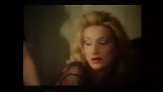 Orta yaşlı seksi kadın, travesti ve büyük yaraklı iki edepsiz adam arasında klasik grup seks ve sakso