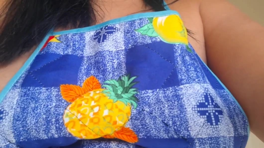 Sadece önlük ve iç çamaşırıyla bahçeyi temizleyen orospu eşi - Hotwife gösteriliyor