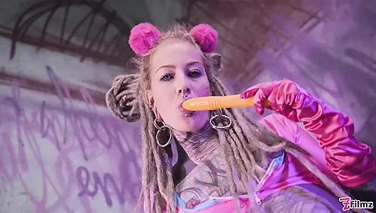 Aşırı solo dp seansı - dövmeli gotik kız anal ve amcık oyuncakları