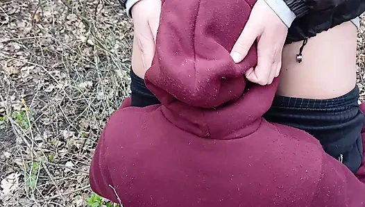 Karım bizi yakalamasın diye ormanda sevgilimi işiyorum ve ağzından sikiyorum