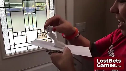 Doğum gününde dövme salonunun dışında gergin bir şekilde durdu