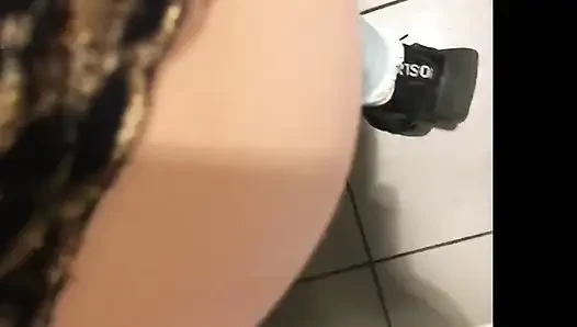 Sürtük genç kız kfc tuvaletine işiyor