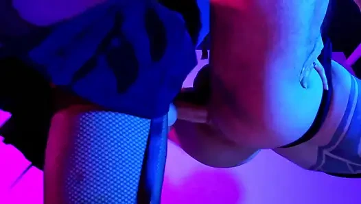 İç çamaşırını yırttım ve o sulu götü siktim