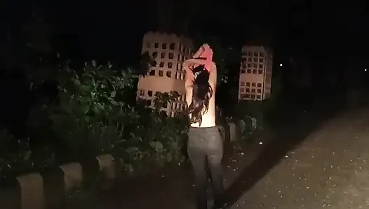 Bayan Mahi'yi gece asansöre bindirdi ve onu arabada sikti.