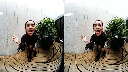 Vrpussyvision.com - genç kız üstsüz ve deri sigara içiyor