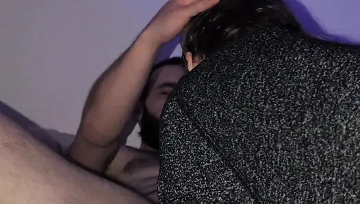 Coupleoffreaks130 amatör çift ateşli evli kadın büyük yarak emiyor ve sonra kadın yarağının her yerine boşalana kadar sıkı amıyla sikişiyor