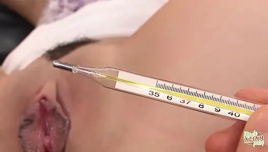 İki arkadaşından içinde bir oyuncakla fışkırtmasını istiyor