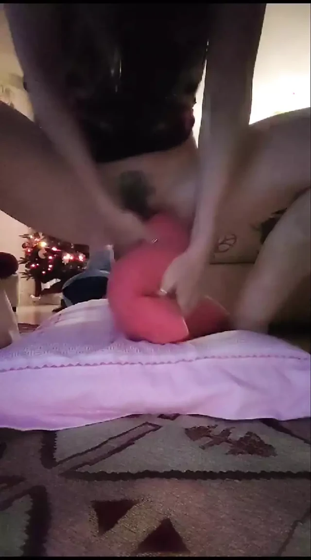 Güzel sarışın minderlerini sikiyor