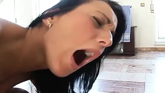Ateşli esmer tüm ağzına alıyor