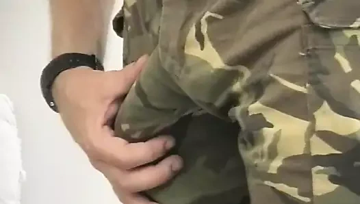 Sürtük asker yatakta sert sikiliyor ve götü sikiliyor