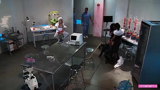 Ateşli ve azgın sürtükler 2 doktorun yarağını alıyor