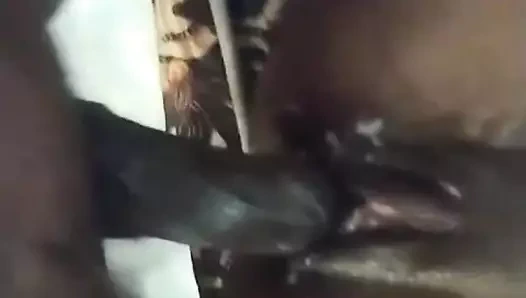 Yan komşu geldi ve evde yalnızken beni sikiyor