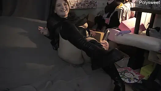 Yalnız orta yaşlı seksi kadın güçlü bir squirt.mp4 ile orgazm olmak için yeni bir vibratörle mastürbasyon yapıyor