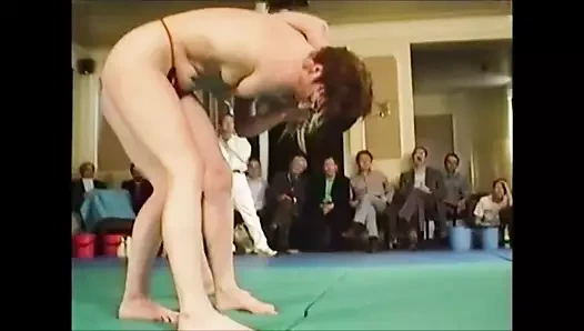 üstsüz ev kadınları mat güreş