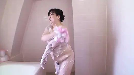 Tombul Yoko-san sikiş başlamadan önce oyuncaklarla oynamayı seviyor