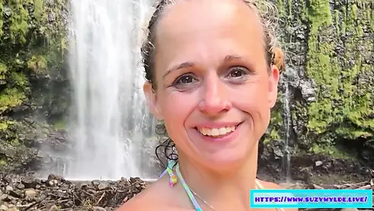 Waimoku Şelalesi'nde Suzy Wylde için Hana'ya seyahat