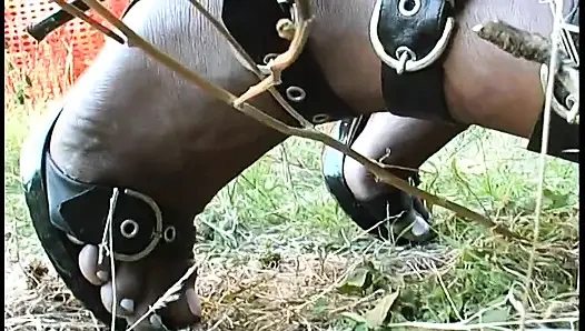 Brezilyalı siyah transeksüel sert bir yarağa biniyor ve boşalıyor