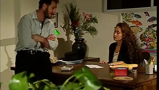 Çoraplı seksi hatun kanepede sikilmeden önce amını yalatıyor