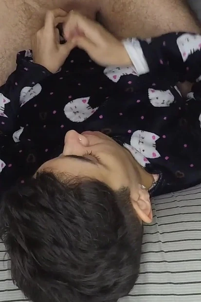 Дрочка и полный рот спермы перед сном