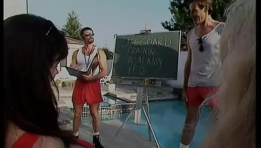 Adam kıllı amcığını ve esmer götünü dev kavunlarla sikiyor ve sonra üzerlerine boşalıyor