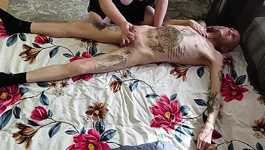 Kayınvalide vücut masajı yapıyor ve boşalmadan önce sikimi sıvazlıyor