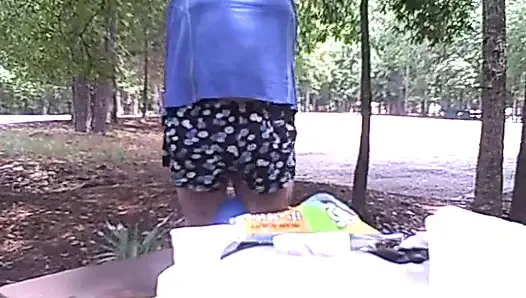 İri güzel kadın açık havada balon patlatıyor ve patlıyor