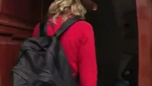 Arwen ve saten çiçek büyük bir siyah dong paylaşıyor