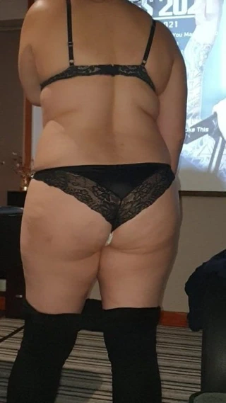 MİLF dans içinde külot