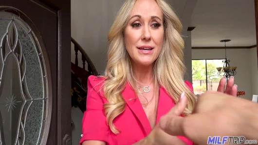 Orta yaşlı seksi kadın Brandi Love röportajdan sonra dölleniyor