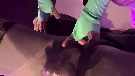 Dövmeli kız erkek arkadaşının götünü sikiyor - bağlı taşaklar ve derin parmaklama