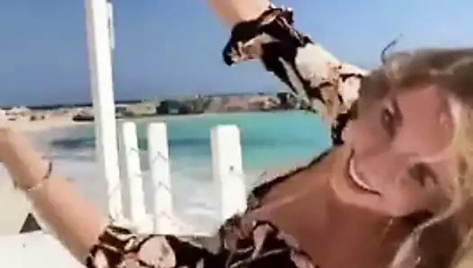 Sahil tahtasında seksi kız dansı