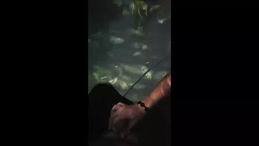 Yaramaz orta yaşlı seksi kadın üvey oğluna mastürbasyon yapıyor