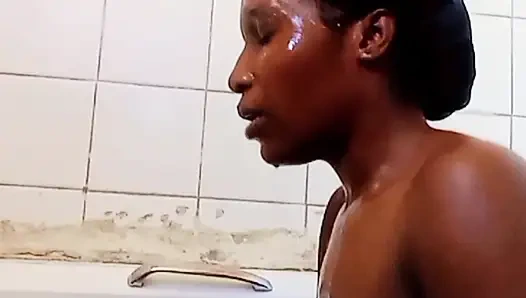 Mevsimsel tuval kendini sikiyor, her şey banyo yaparken başladı