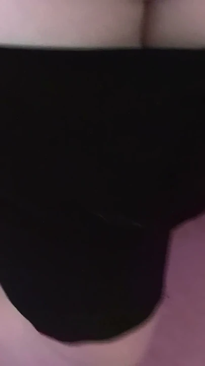 Pembe külot kapalı - yakın çekimde amatör selfie parmaklıyor