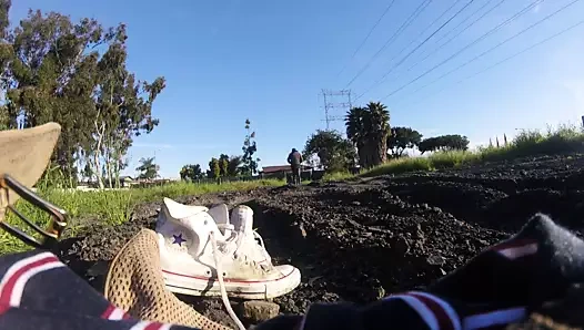 Parkta bikini giyiyor