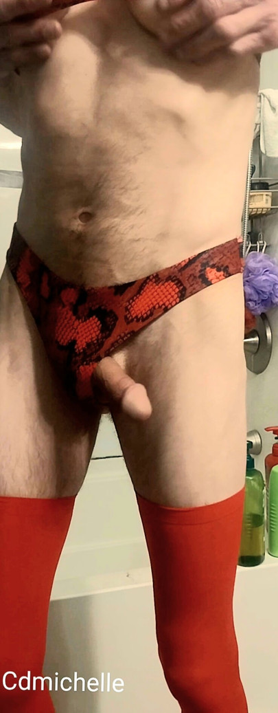 Travestiler Michelle elbisenin altında seksi iç çamaşırı giyiyor