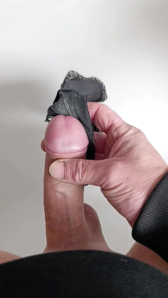 Ввели в потертые стринги моей подруги