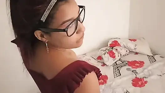 Amerika Birleşik Devletleri'nden esmer üvey kız kardeşimi sikiyorum hayır diyor ama sonunda sikimi emiyor ve beni azdırıyor