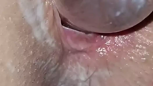 Yakın çekim arasında kremsi kedi ve cam yapay penis ile anal