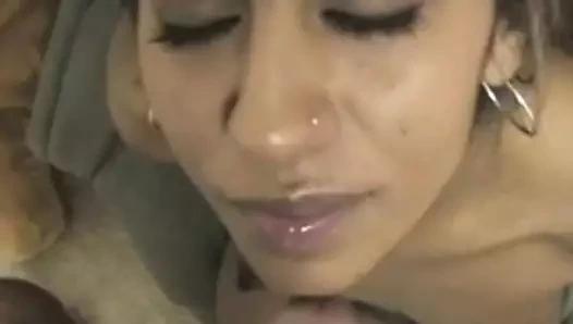 Tatlı jazmynne sikimi emiyor