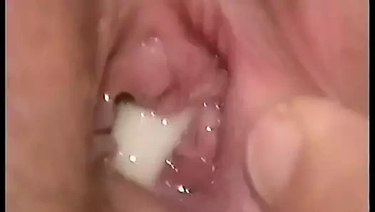 Gözlüklü güzel esmer kadın iş yerinde masasının üstüne yarak alıyor