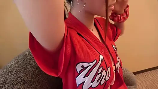 Shiori bir etkinlik arkadaşı kadrosunda çalışıyor ve beyzbol izlemeyi seviyor